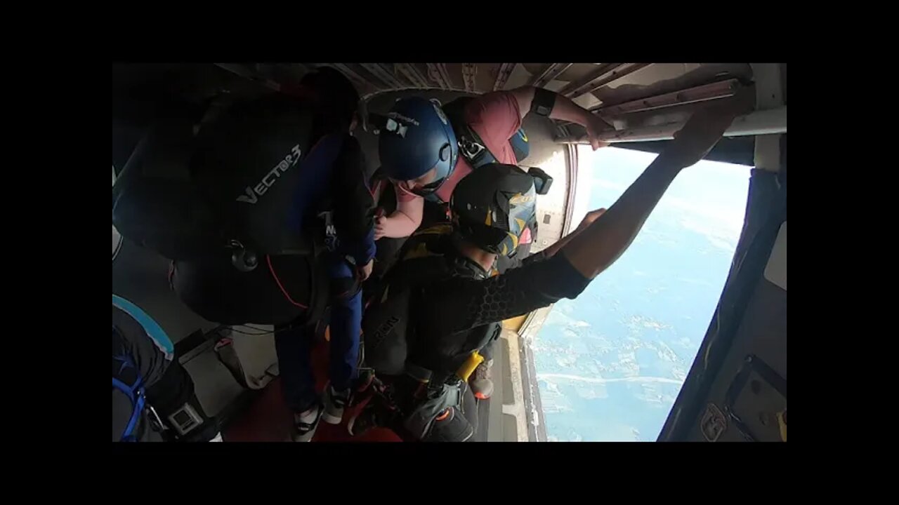 Jump #629 8 Way at the Ranch - Minor Parachute Malfunction - Line twists.