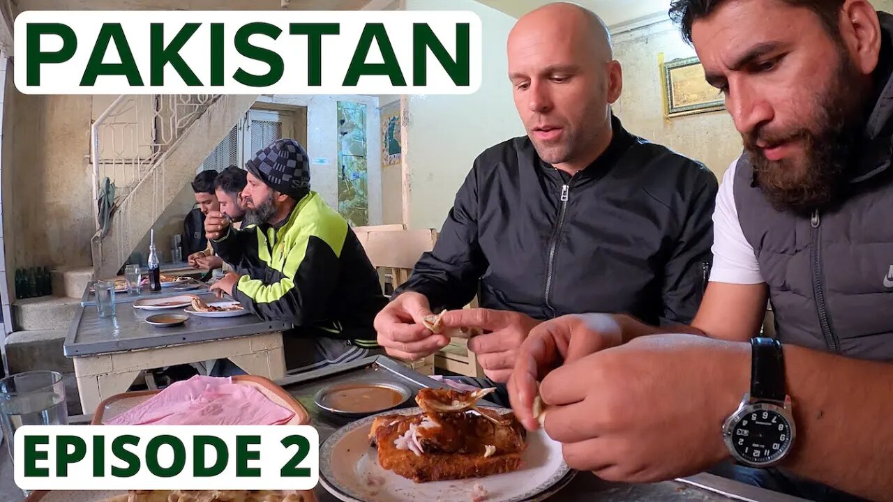 TRYING LOCAL FOOD | LAHORE, PAKISTAN 🇵🇰 (Delicious!)