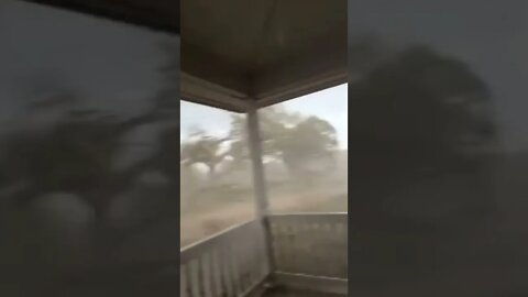 DE TERROR; Este tipo se filmó dentro del epicentro de un tornado!