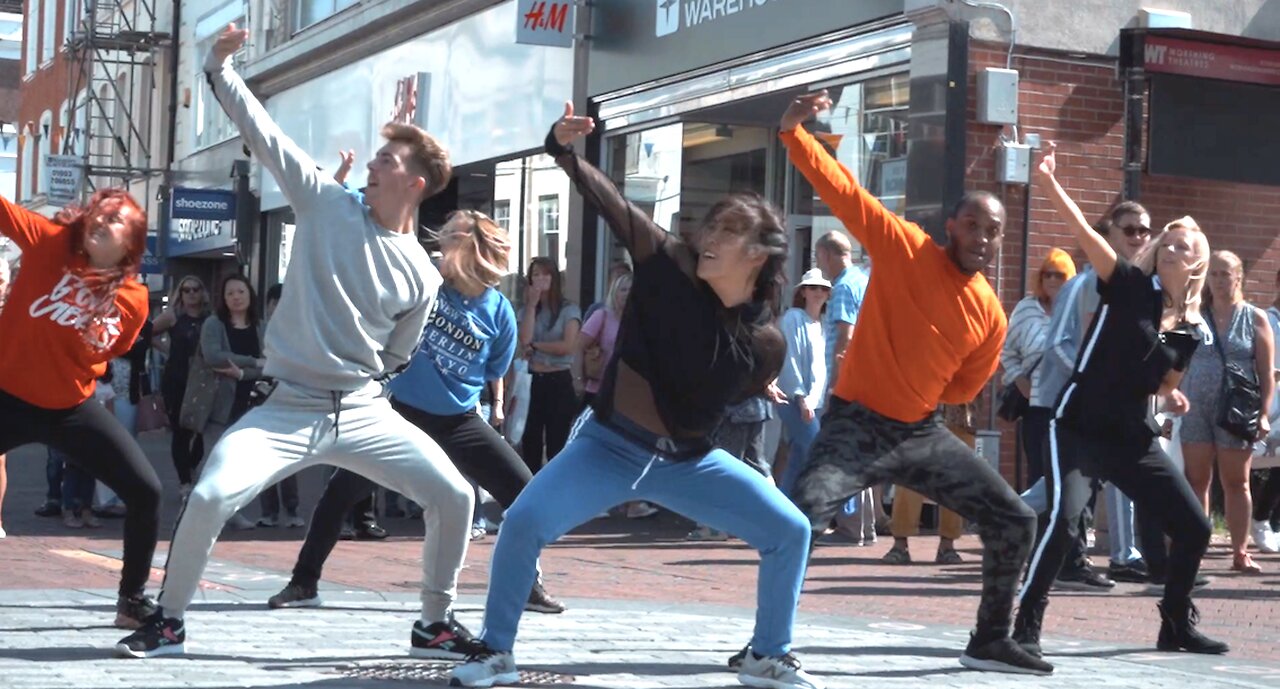 Three Amazing 80s Flash Mobs in a Sleepy Seaside Town !