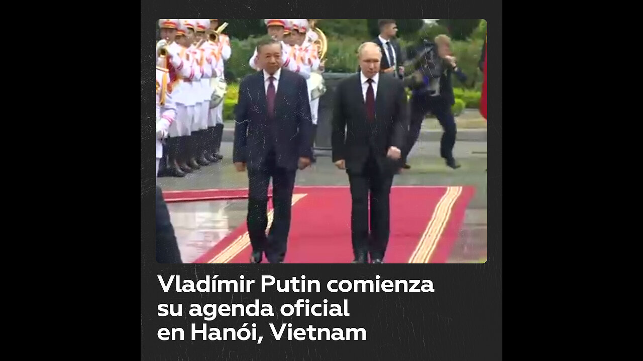 Jóvenes con banderas y orquesta tocando el himno ruso: Hanói recibe a Putin