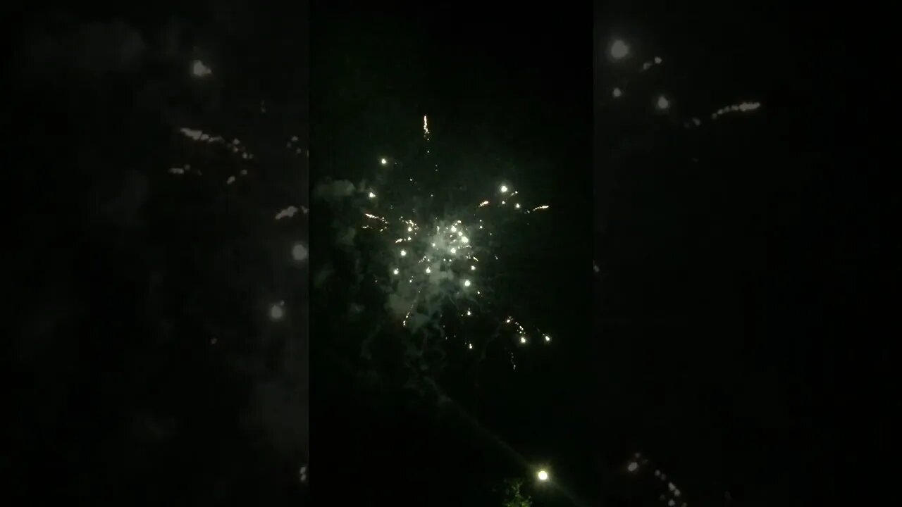 Fireworks Lullaby: A Relaxing Nighttime Display #shorts #fireworks