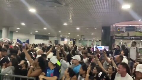Manaus, 4 da manhã: Torcedores do Vasco esperando o time chegar ao aeroporto - Guarani x Vasco