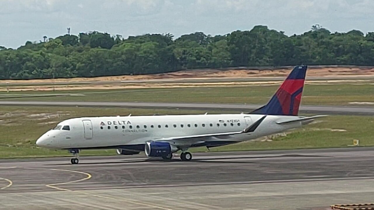 Embraer 175 N323SY landing in Manaus coming from factory in São José dos Campos