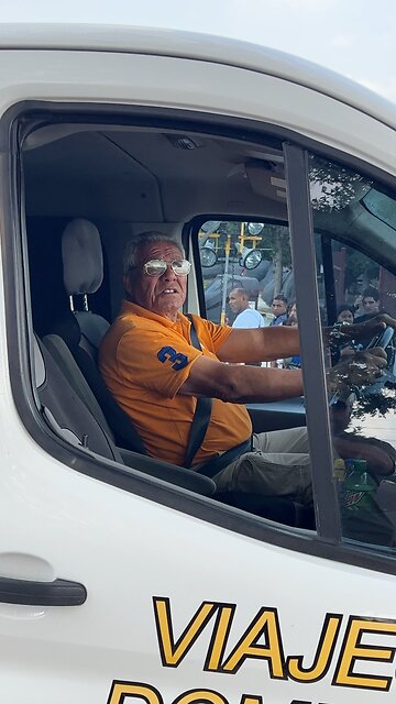 Angry coyote driver gets out of vehicle at illegal immigration center