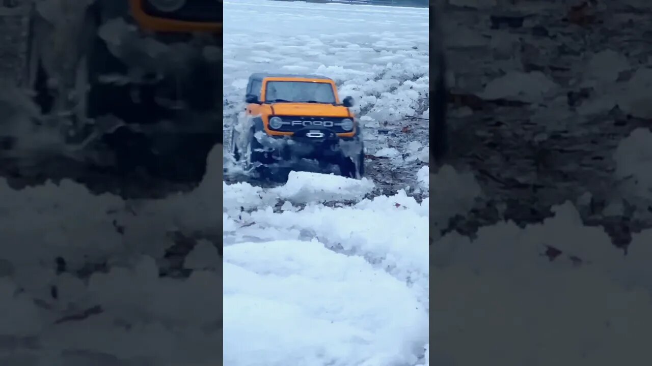 RC Ford Bronco Raptor takes on the snow❄️😱#youtubeshorts #trending #fordbronco