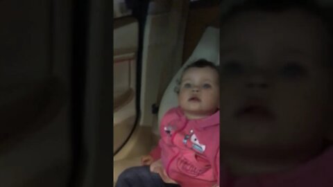 BEBE CANTANDO O Sapinho...Faz Assim A Um... NO CARRO PASSEIO EM FAMILIA MUITO LEGAL BEBE CANTANDO !!