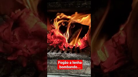 Fogão a lenha bombando... #fogãodelenha #outono