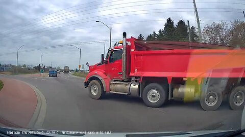 Truck Cuts Off Car In Roundabout