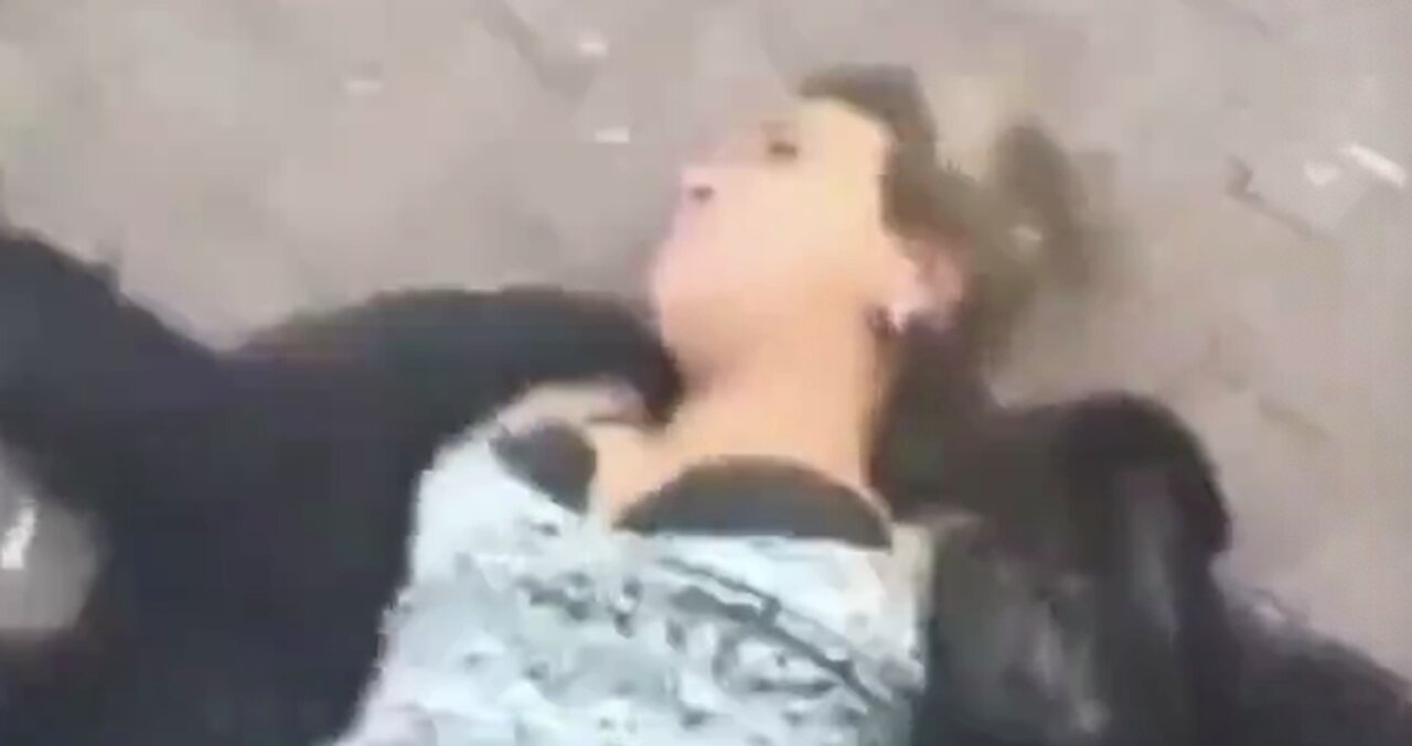 GRAPHIC: Migrant men throw heavily pregnant woman off a bus