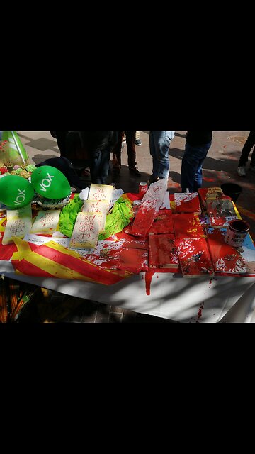 Sant Jordi 2023| separatismo y ultraizquierda atacan carpa VOX en Moncada y Reixach (Barcelona) (2)