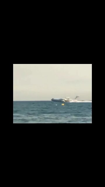 Самолет набирает воду для тушения пожаров