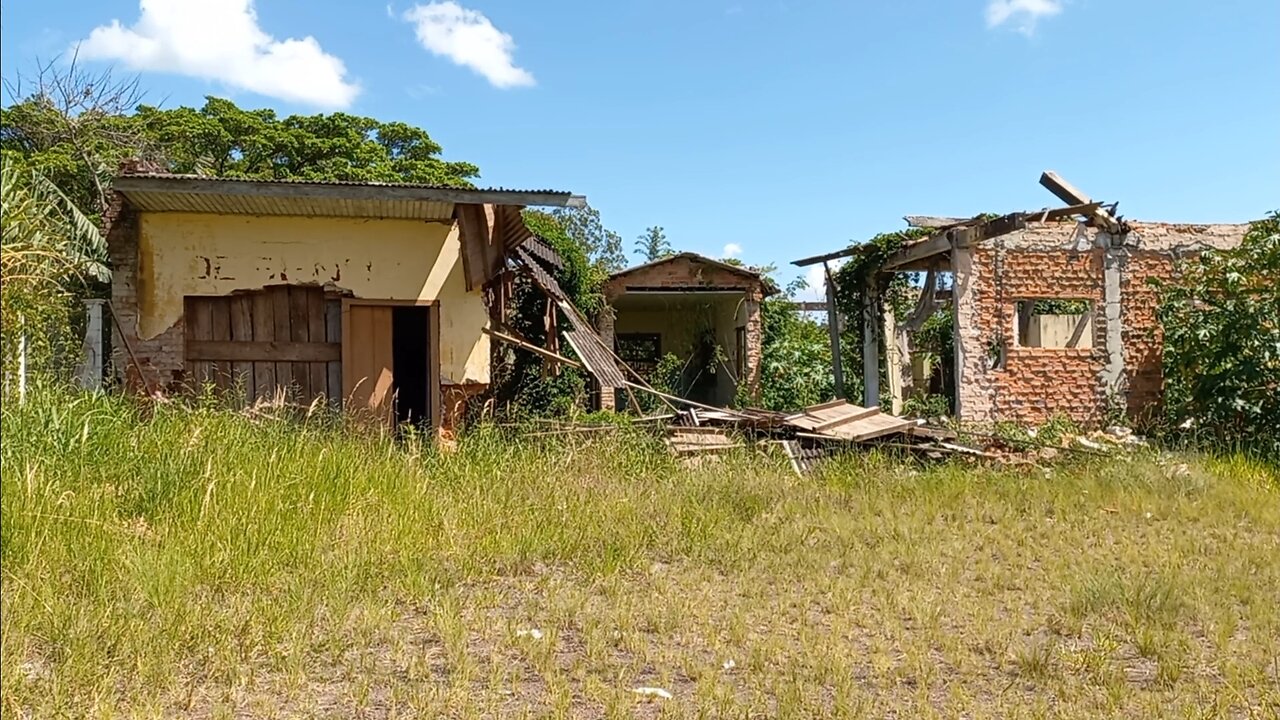 sobrou só as ruínas desse armazém centenário abandonado