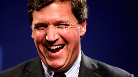 #“TUCKER CARLSON SCOPPIA A RIDERE DOPO LA NOTIZIA SU FAUCI ▷ HAI DI NUOVO IL COVID?!... E COME HAI FATTO?!...”😂