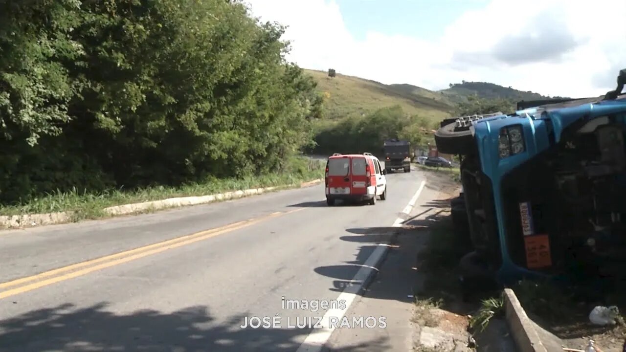 BR-259: motorista fica ferido após carreta que ele dirigia tombar