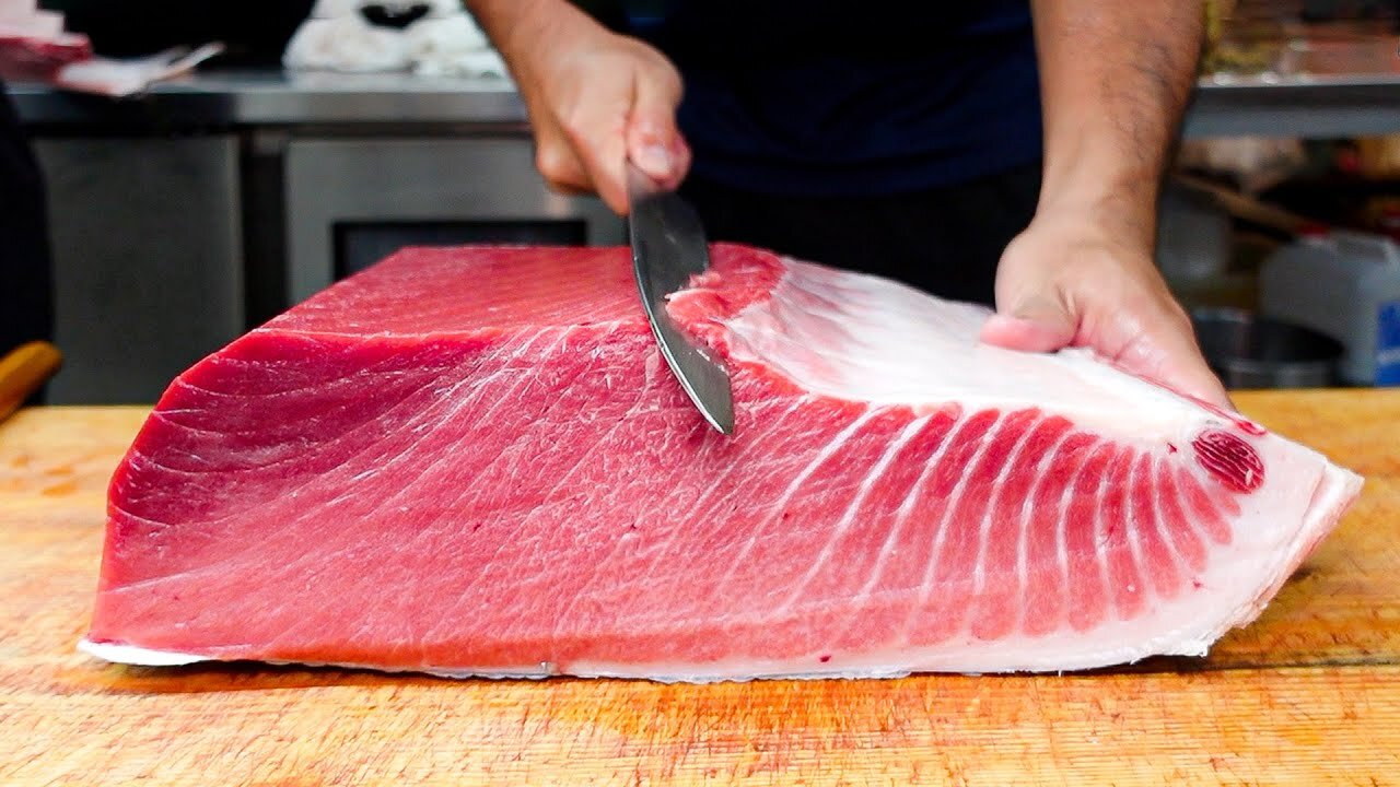 Cutting giant bluefin tuna into sumptuous sashimi, tuna teppanyaki - Taiwanese food