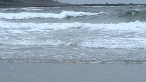 Da waves on a rainy day.AVI