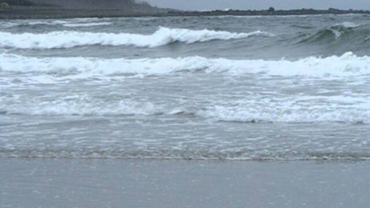 Da waves on a rainy day.AVI