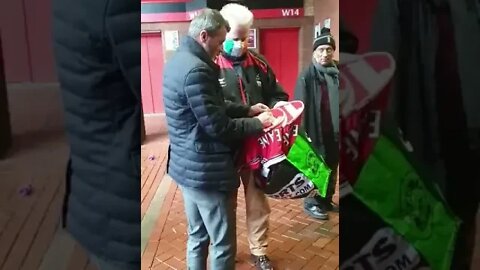 Roy Keane Gets Abused By Drunk Fan While Signing Shirts After Man United Loss