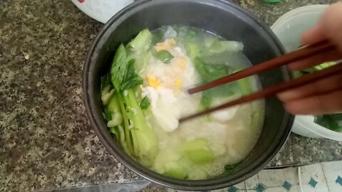 青菜，鸡蛋，白粥，吃完去外面晒太阳；Vegetables, eggs, white porridge