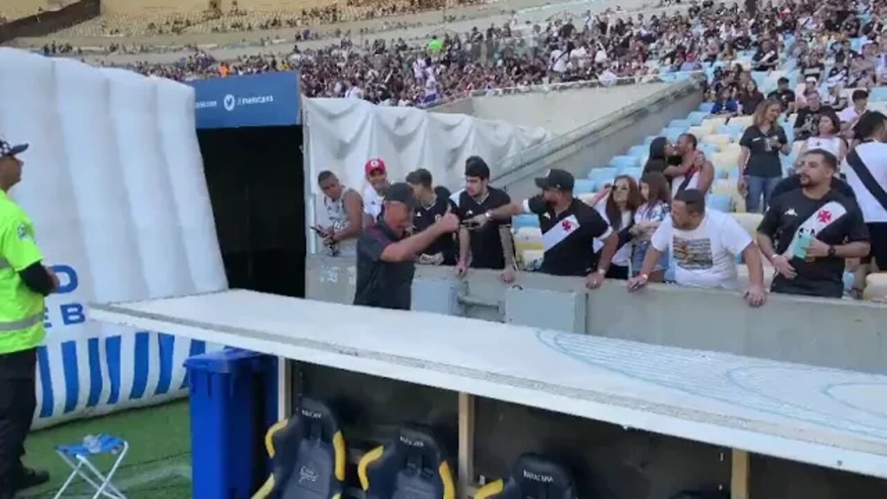 Lisca tirando fotos com torcedores do Vasco no Maracanã