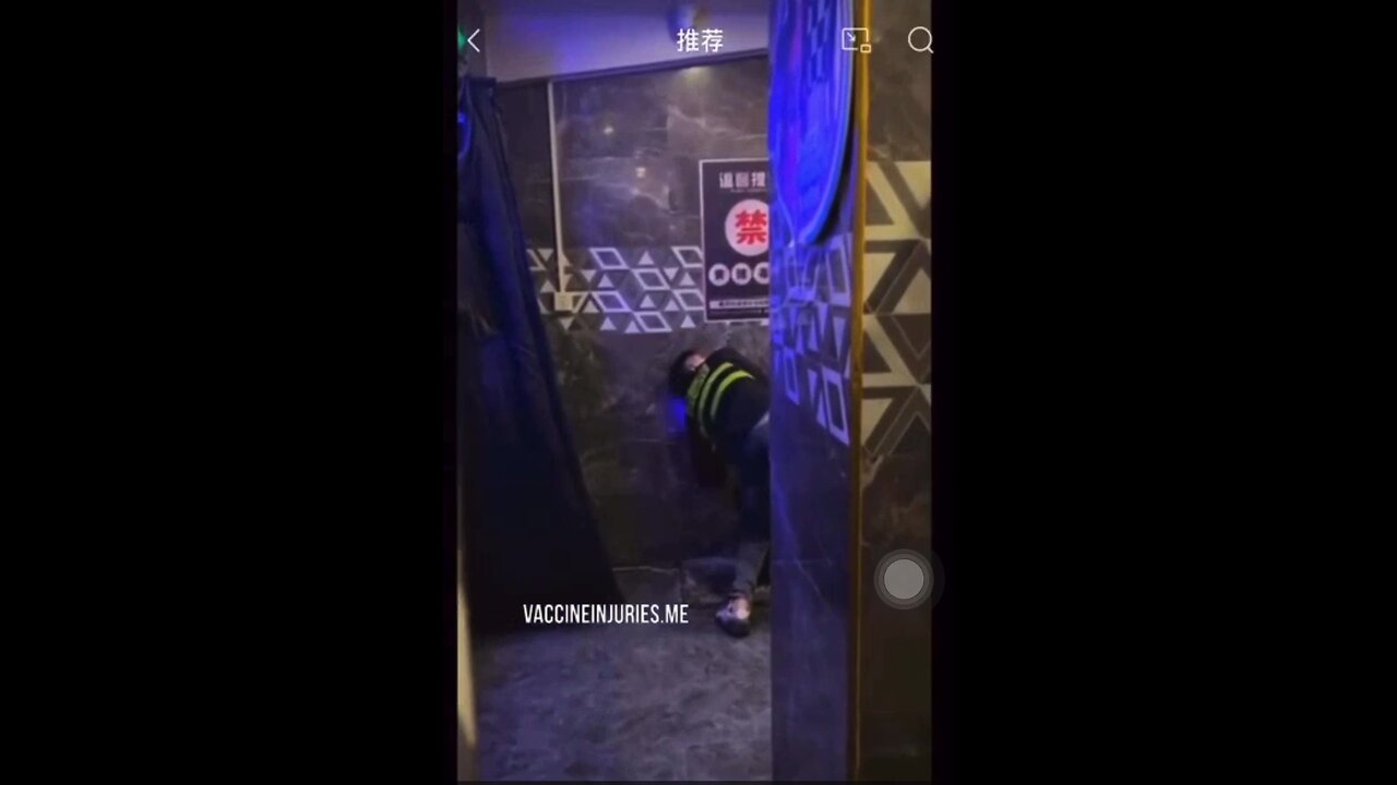 Luz azul encima del chico en colapso (dic.2022)