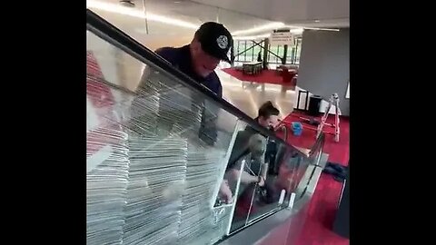 How Dirty Are Escalator Handrails - Escalator Handrail Cleaning Method 🧹️🧹️🧹️ #handrails #shorts