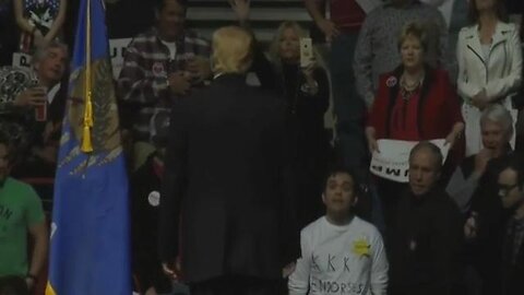 💥💥PRESIDENT TRUMP CALLING OUT A TROLL WEARING A KKK ENDORSEMENT TSHIRT 2016 RALLY🫡