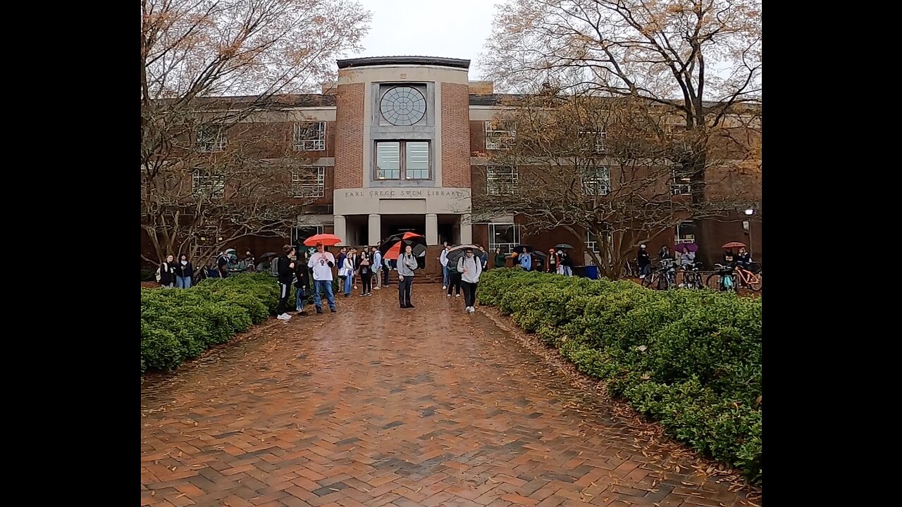 William & Mary: Large Rowdy Crowd Forms in Rain, Police Eventually Trespass Me Off Campus Violating My 1st Amendment Rights