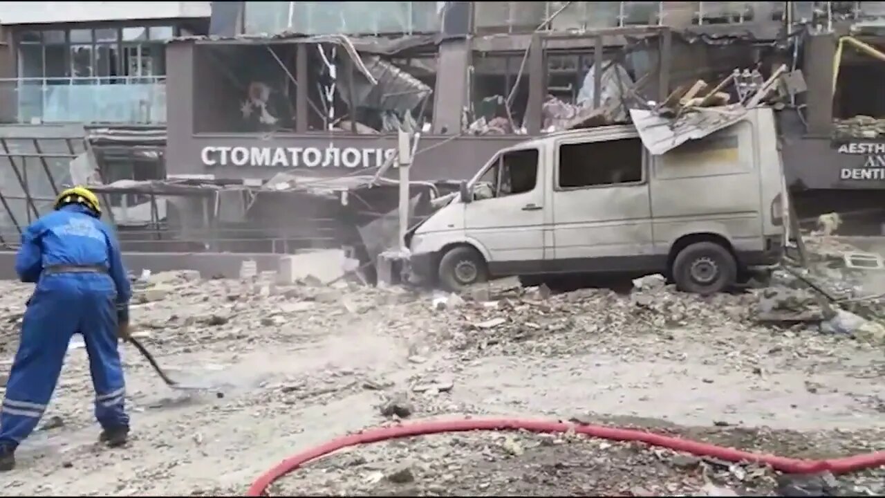 👉 Київ. Перші відеокадри з місця сьогоднішнього ракетного "прильоту"