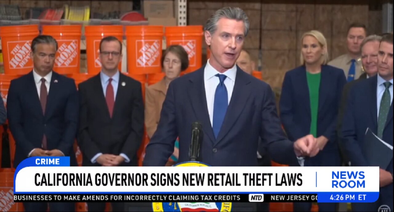 NEWSCUM SIGNS NEW RETAIL THEFT LAW