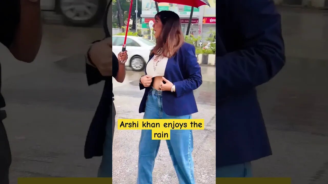 Arshi Khan is enjoying the rain!☔☔☔#bollywood #entertainment