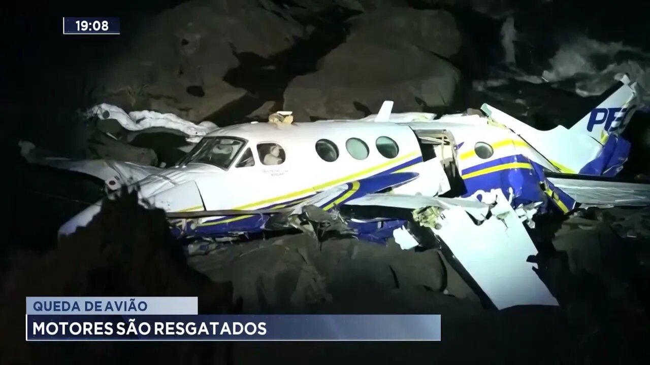 Queda de avião motores são resgatados