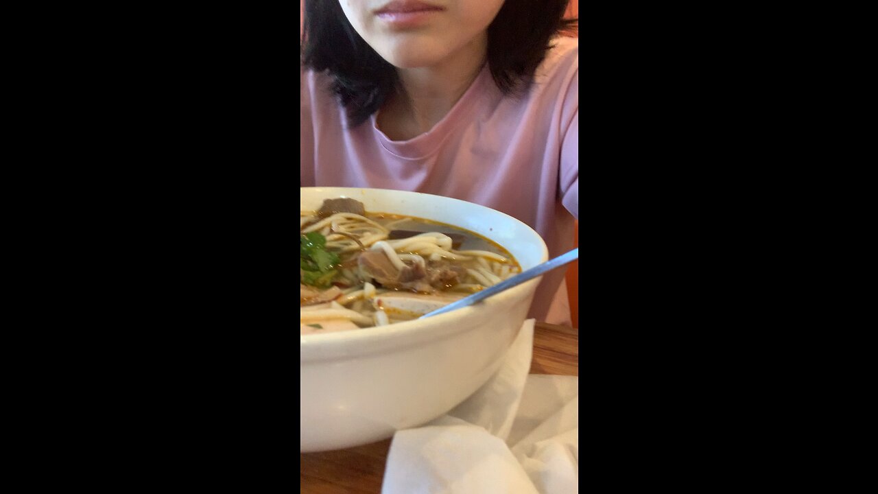 Asmr mukbang Bun Bo Hue Vietnamese Food