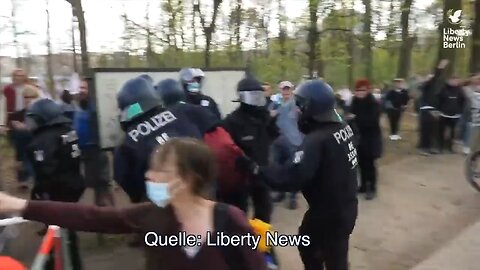 Polizisten misshandeln ältere Dame