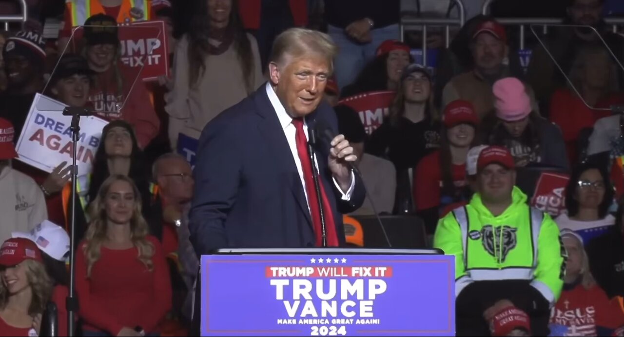 STUPID MIC STUPID PEOPLE! ANGRY Trump BATTLES with the MIC on Stage at Milwaukee WI rally