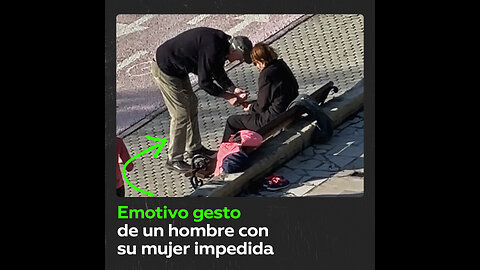 Capturan imágenes de un emotivo gesto entre personas mayores