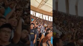 Torcida do Botafogo chamado a do Flamengo de "TORCIDA DE TEATRO"
