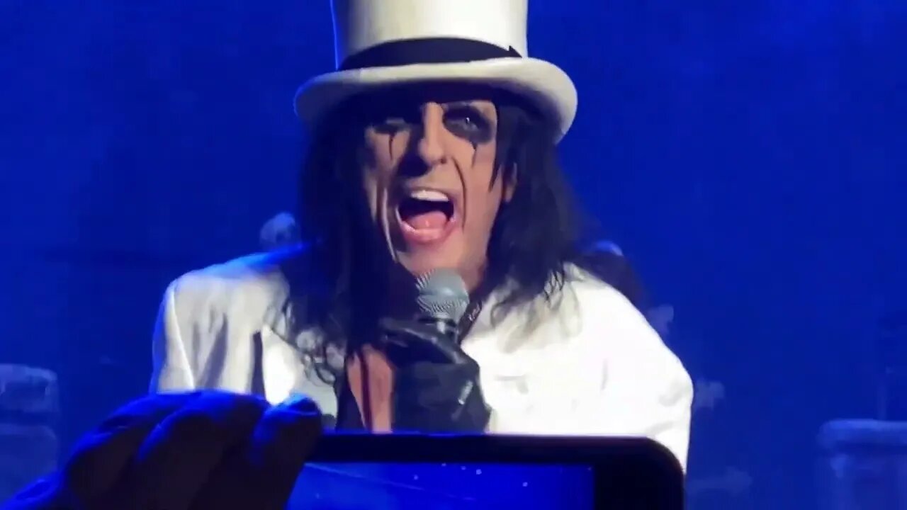 Alice Cooper - School’s Out (We Don’t Need No Education) Toledo's Stranahan Theater - Jan. 29, 2022