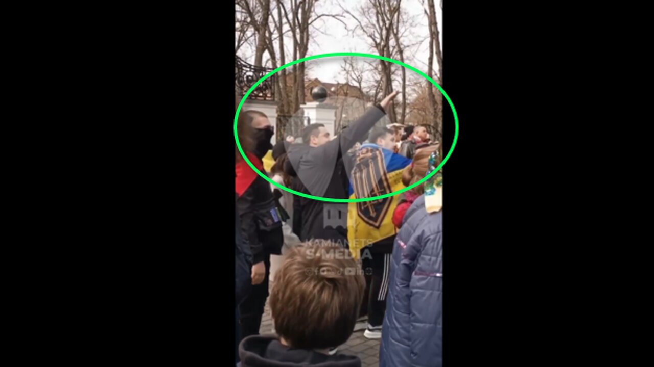 Ukraine: Palm Sunday, provocateur throw a Nazi Sieg Heil salute during a festive service