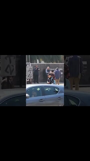 Hay un acto sobre los derechos humanos en #ñuñoa y una persona traduciendo para sordos mudos #Chile