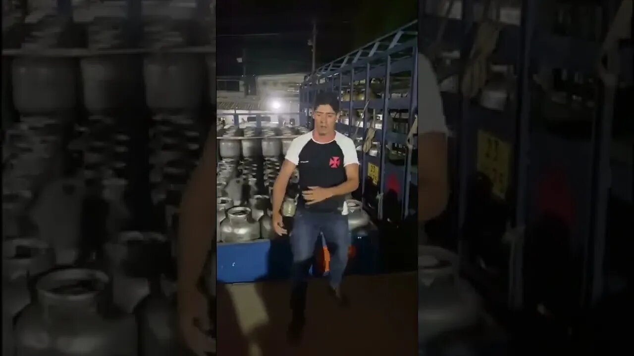 Homem do Gás acertando botijões no caminhão 5