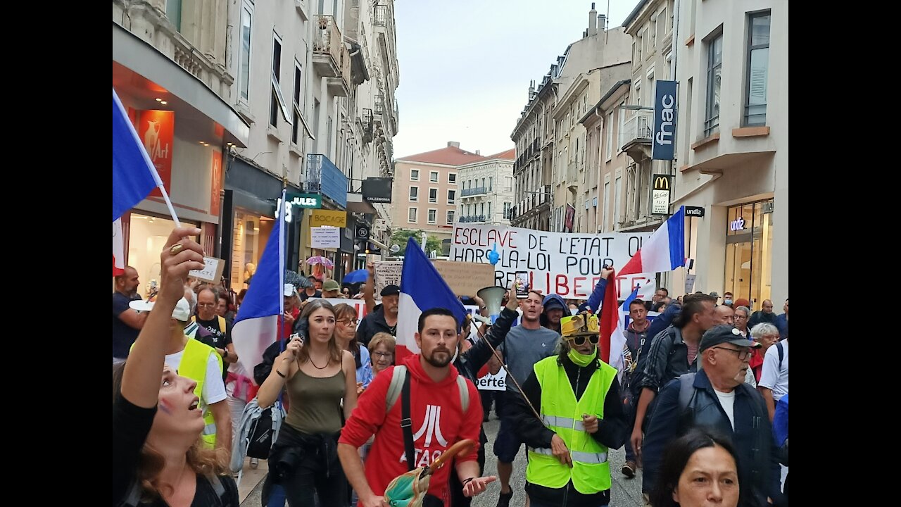 MANIF POUR LA LIBERTÉ DISCUTION AVEC LA POLICE VALENCE 07 07 201