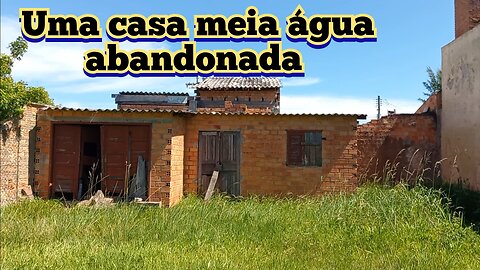 uma casa meia água abandonada