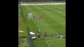 Douglas Luiz marcando golaço olímpico no treino