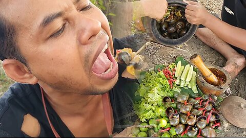 COOKING IN THE FOREST SNAILS WITH HOT CHILIES cc by primitive jungle food