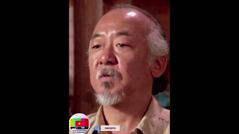 ENIGMÁTICO COMO SENSEI LARUSSO MAS AGRESSIVO COMO SENSEI LAWRENCE ESSE É CHOZEN TOGUCHI.