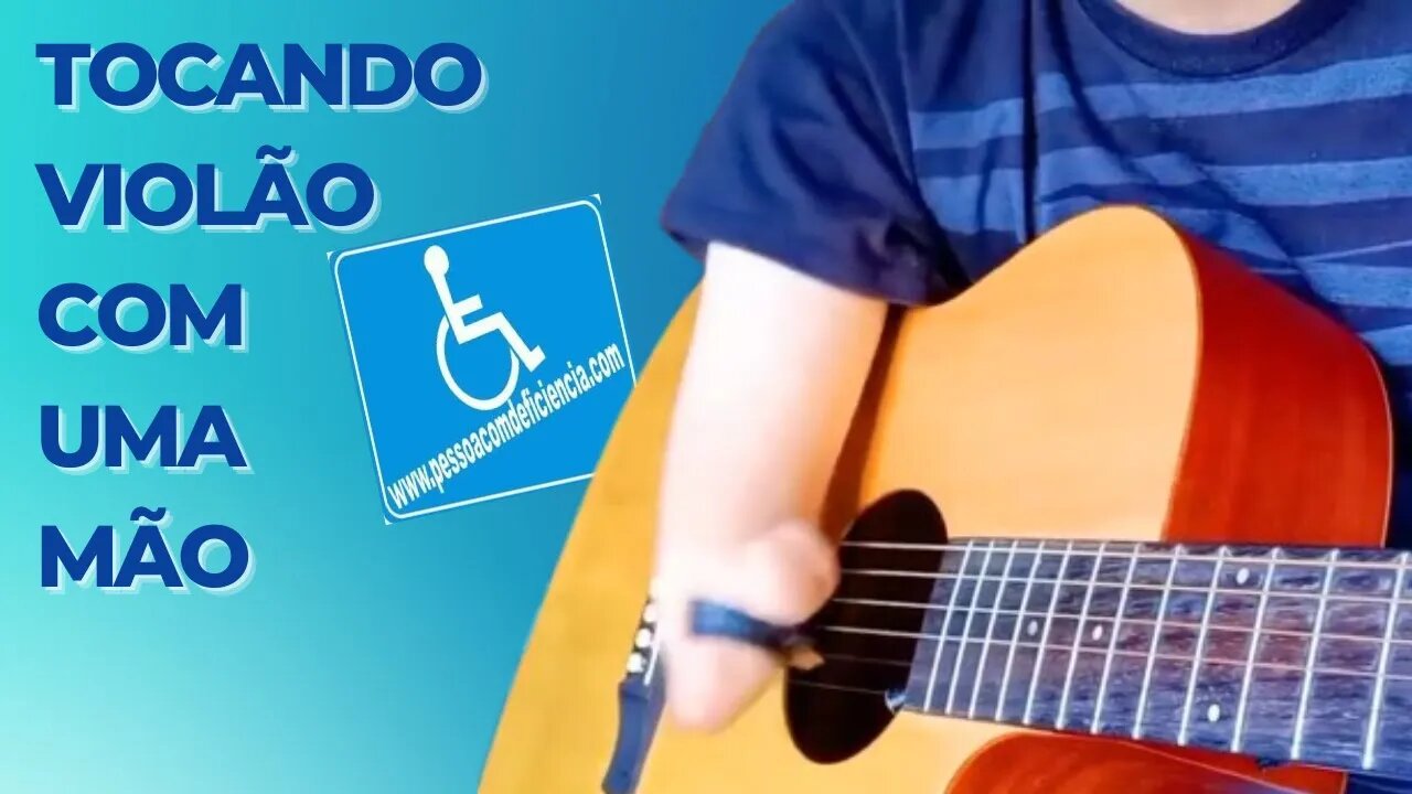 Musico tocando violão com apenas uma mão.