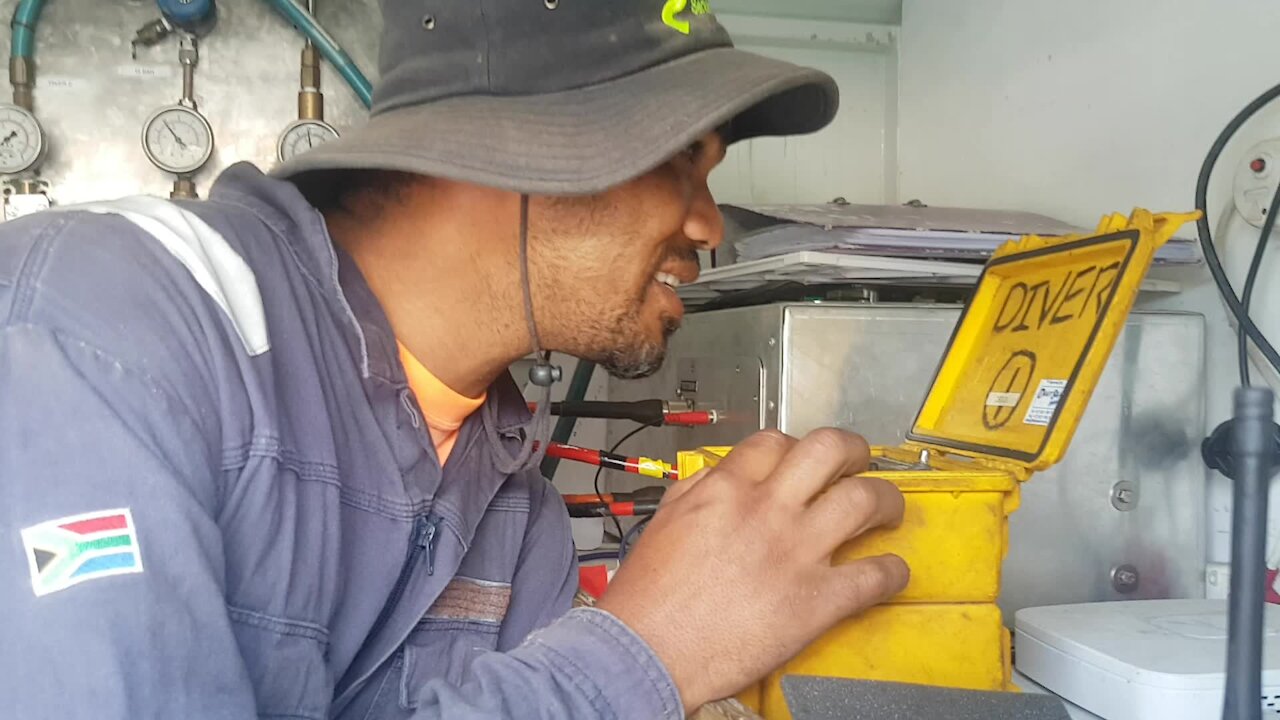 SOUTH AFRICA - Cape Town - Poachers turned commercial divers clean Hout Bay harbour (Video) (eSd)