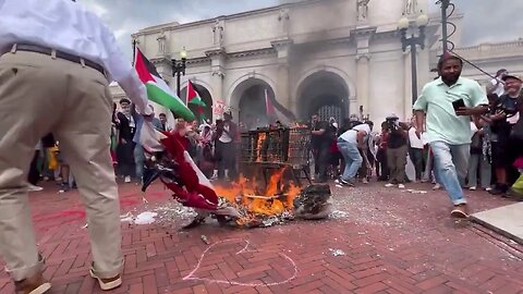 Unnamed Patriot Rescues Burning American Flag From Pro-Hamas Agitators As Crowd Shouts 'Get Him!'